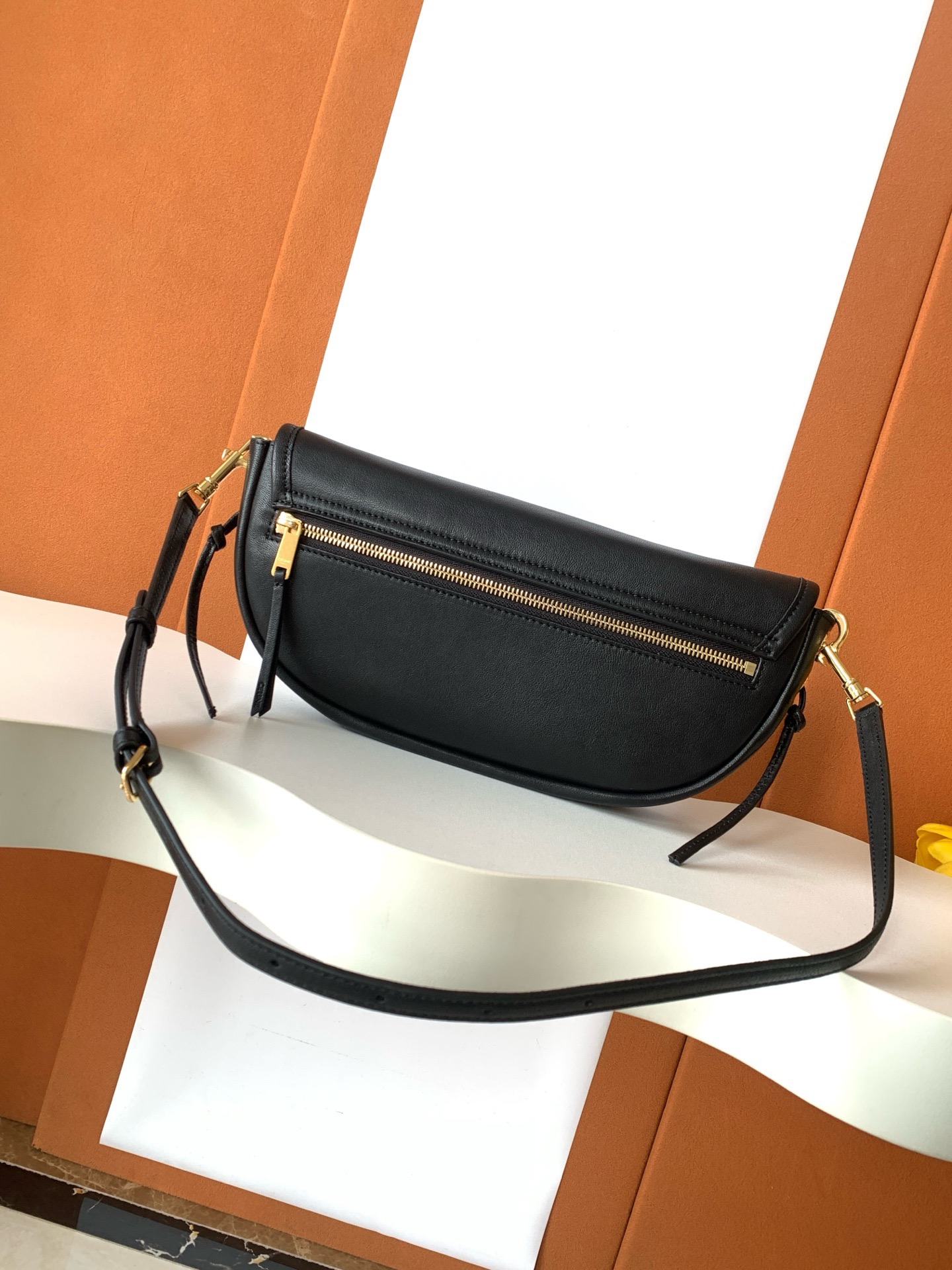 Cel*in Soft Triomphe Little Halfmoon in Shiny Lambskin -25*13*5CM