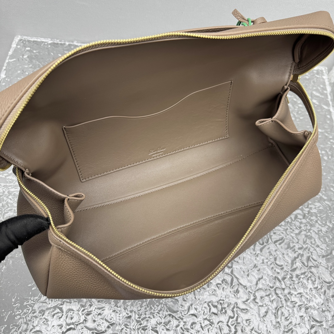 L0r0 P1ana Extra Softy Bag L33-33*14*9CM