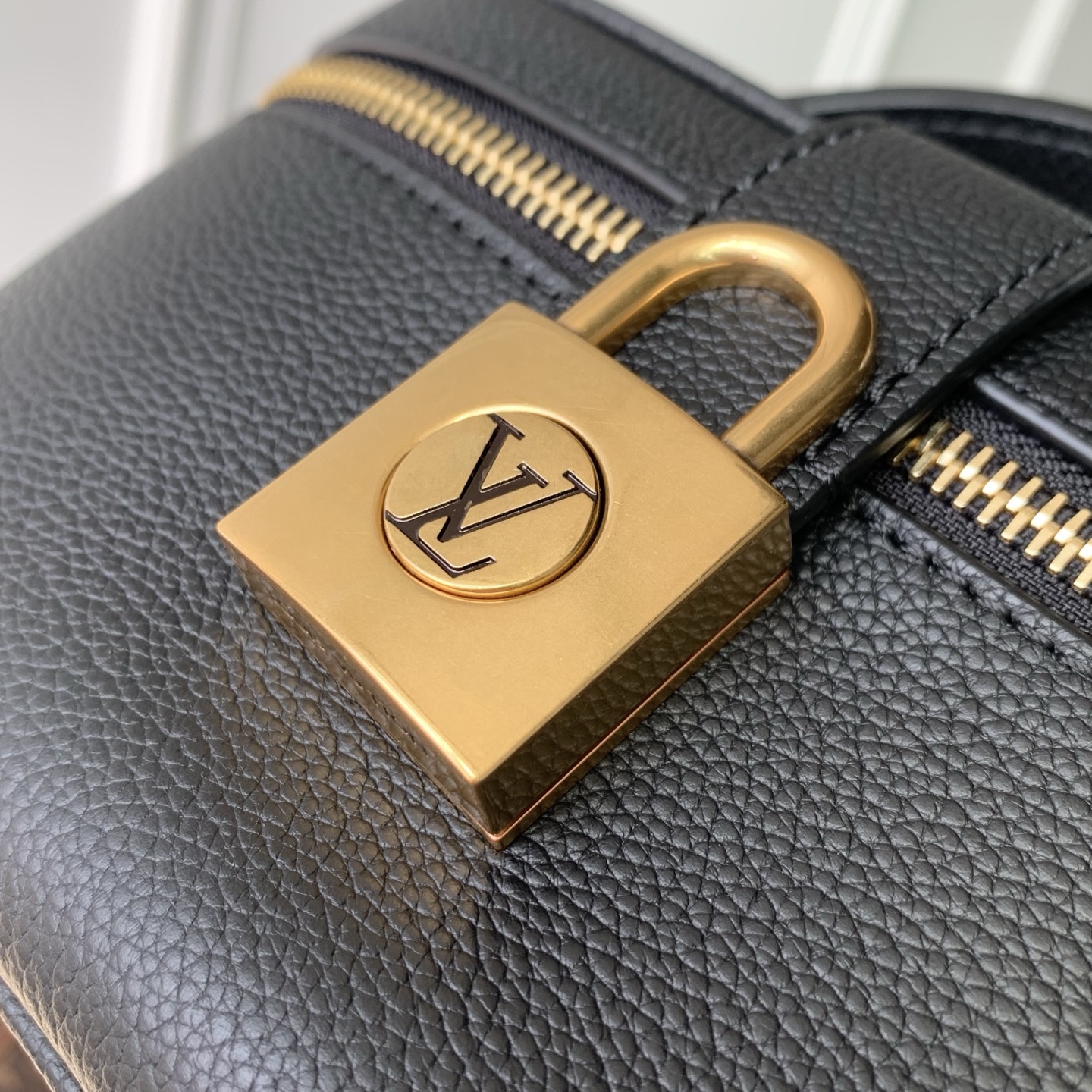 L0vis Vvtt0n Low Key Vanity Pouch-M27505-19 x 12 x 5.5CM