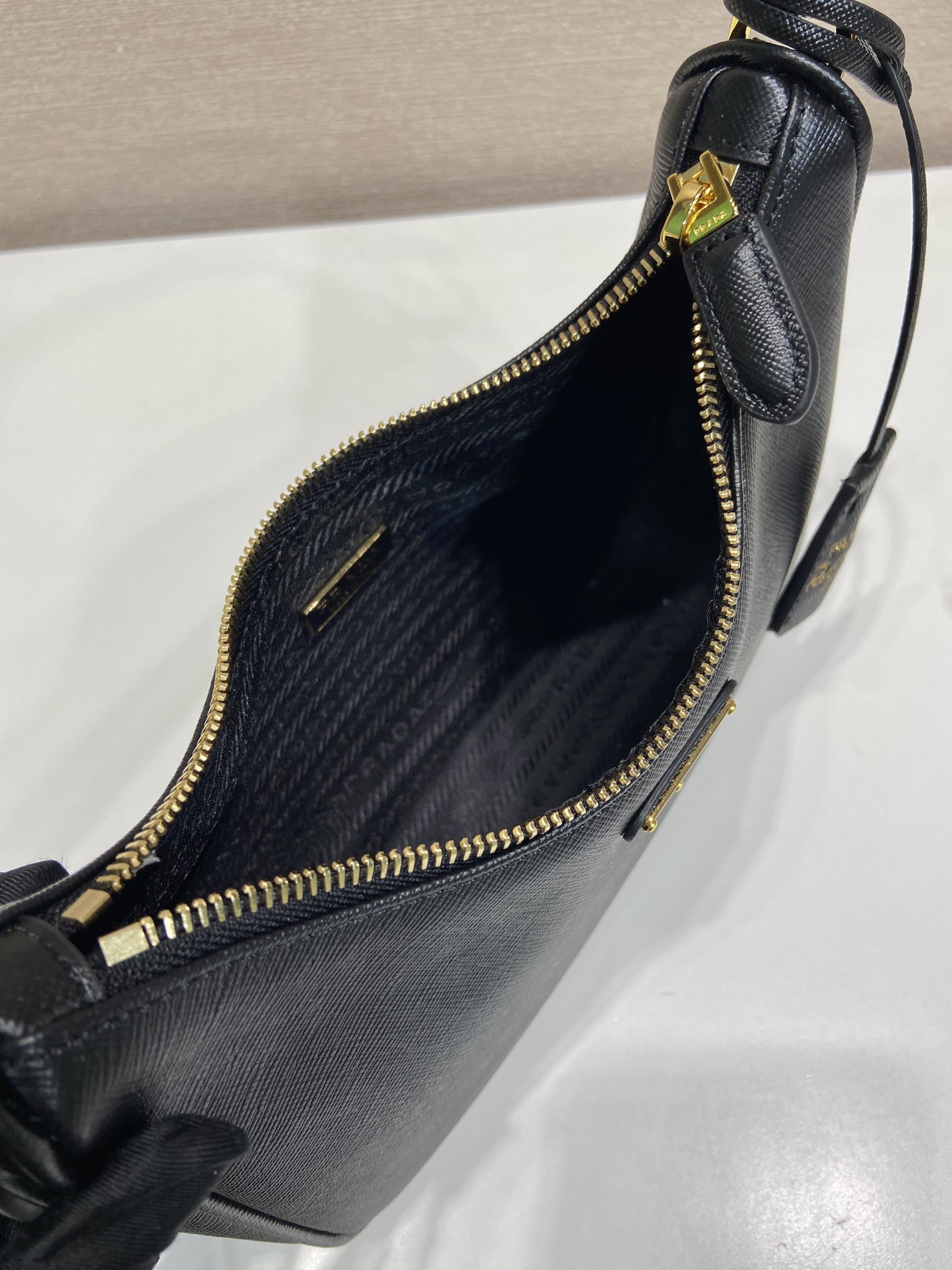 Pra*a Re-Edition Hobo Saffiano Leather Bag-22*18*6CM