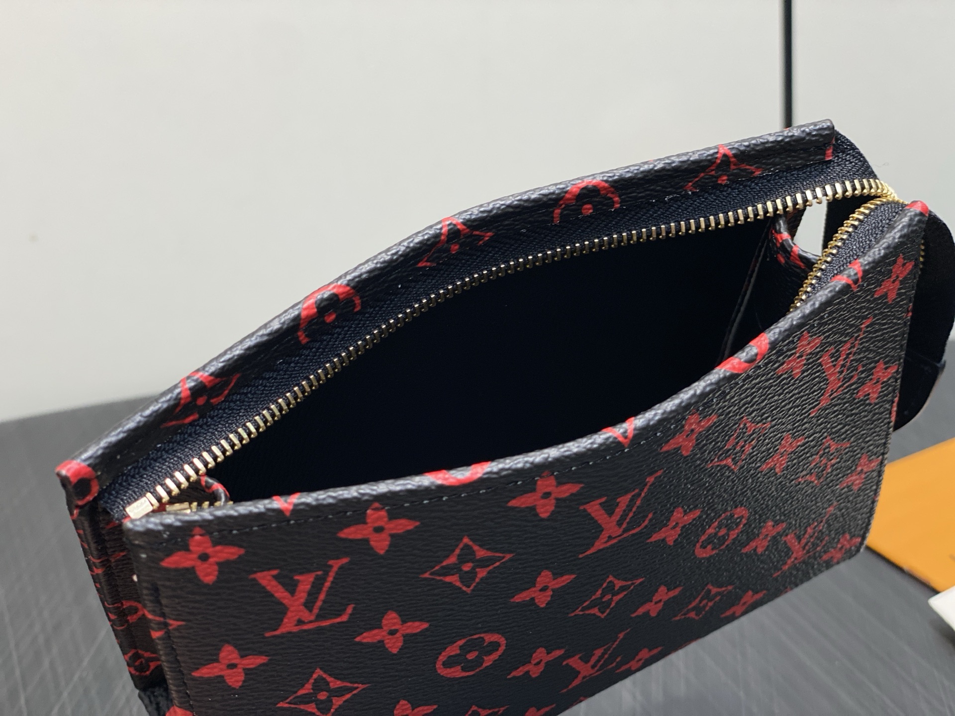 L0vis Vvtt0n Toiletry Pouch -15*10*4.5CM
