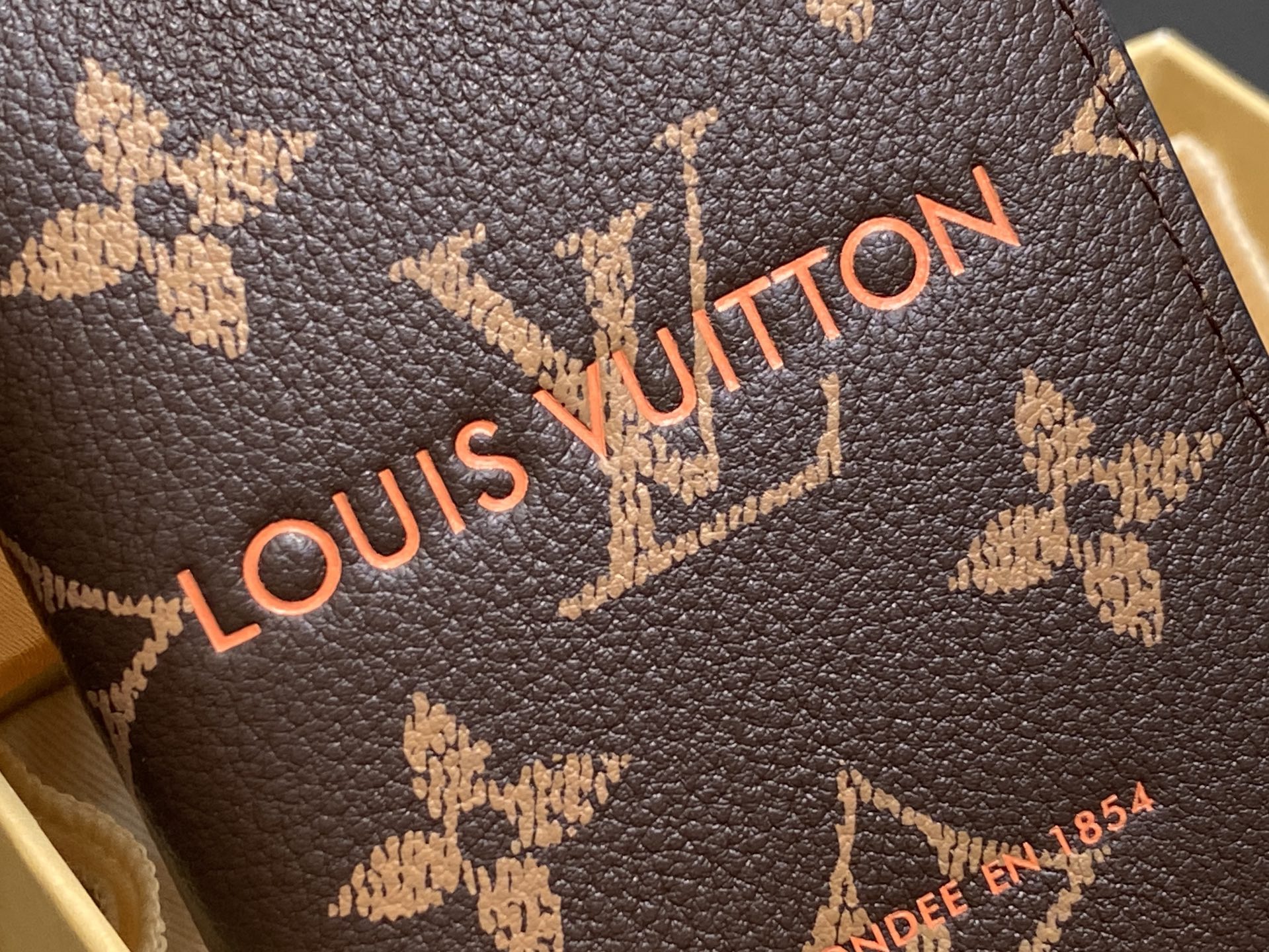 L0vis Vvtt0n Wallet-M11524-7.5 x 11.1 x 1CM